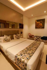 a bedroom with a large bed in a room at The Food Villa in Jāmb