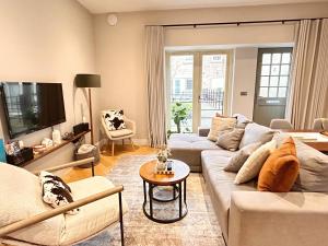 TV a/nebo společenská místnost v ubytování Character filled Courtyard Escape