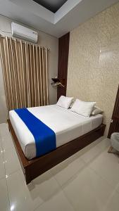 Postel nebo postele na pokoji v ubytování Griya Syariah Solo Homestay