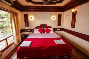 Afbeelding uit fotogalerij van JCT Exclusive 3 Bedroom Private Houseboat with All Meals in Alleppey
