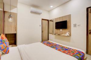 une chambre avec un lit et une télévision à écran plat dans l'établissement FabHotel Beach Front Resort- 200m From Calangute Beach, à Calangute 19 autres photos