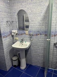 Ένα μπάνιο στο Metekhi Rise