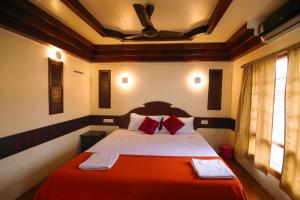 Afbeelding uit fotogalerij van JCT Exclusive 3 Bedroom Private Houseboat with All Meals in Alleppey