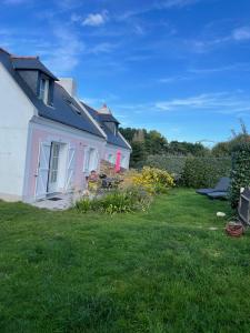 a white house with a yard with grass and flowers at KER-ROHEN SUROIT in Bangor