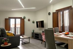 a living room with a table and a couch at El Refugio de Doña Jimena in Burgos