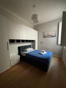 a bedroom with a bed with a blue blanket at Appartamento Elena in Parma