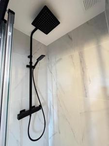 La Celle-sous-GouzonLe Bohème的浴室里有淋浴喷头的淋浴 更多3张照片