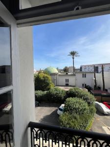 La Celle-sous-GouzonLe Bohème的可以看到停车场的阳台