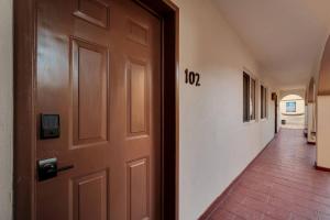 eine offene Tür in einem Flur, der in einen Raum führt in der Unterkunft Los Cabos - Costa Azul Apartments in San José del Cabo