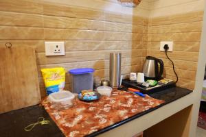 Kuchyň nebo kuchyňský kout v ubytování Chithralaya Guest House