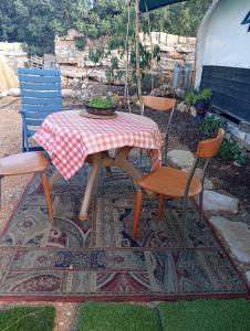 Clilにあるהקרון הקסוםのテーブル(椅子2脚付)、テーブル(テーブルクロス付)