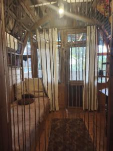 Clilにあるהקרון הקסוםの窓のある部屋にベッドがある部屋