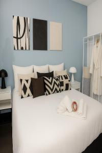 ein Schlafzimmer mit einem großen weißen Bett und Kissen in der Unterkunft La Suite Secreta del Júcar in Alcalá del Júcar