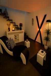 ein Wohnzimmer mit einem großen X-förmigen Schild an der Wand in der Unterkunft La Suite Secreta del Júcar in Alcalá del Júcar