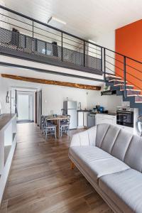 a living room with a couch and a kitchen at La Rousseline - Bord de Sèvre, Calme & Moderne in Boussay