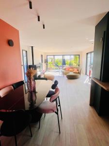 Χώρος καθιστικού στο Villa Jungle Etxea +14 φωτογραφίες