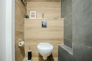 a bathroom with a white toilet in a room at Ashdod 5 rooms with mamad in Ashdod