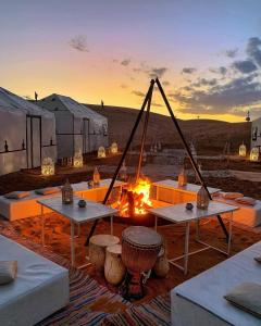 メルズーガにあるDesert cmp luxuryの砂漠でテントを張って火を焚くキャンプ