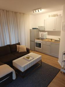 un salon avec un canapé et une table basse dans l'établissement Devona Apart, à Langenselbold