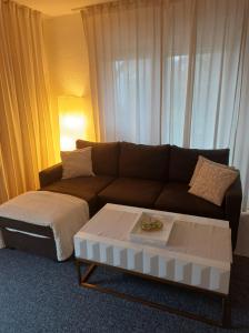 un salon avec un canapé et une table basse dans l'établissement Devona Apart, à Langenselbold 3 autres photos