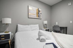 Un dormitorio con una cama, un escritorio y una silla. en CozySuites Modern 1BR Downtown Pitts 10, en Pittsburgh