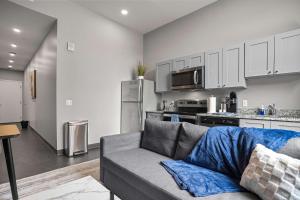 Una sala de estar con un sofá y una cocina. en CozySuites Modern 1BR Downtown Pitts 10, en Pittsburgh 10 fotos más