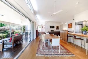 Kuchyň nebo kuchyňský kout v ubytování Fortuna Bushland Retreat 20 min from Noosaville