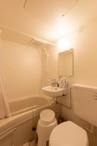 un bagno con un water, un lavandino e una vasca di O's Apartment Hotel In Kyobashi 3FB ad Osaka Altre 24 foto