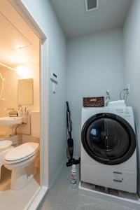 lavatrice in bagno con servizi igienici di O's Apartment Hotel In Kyobashi 3FB ad Osaka