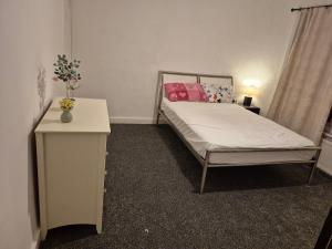 Un pat sau paturi într-o cameră la CityLink House