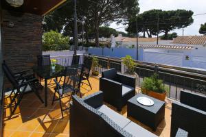 a patio with a table and chairs on a balcony at Villa BARLOVENTO SPA in Cambrils