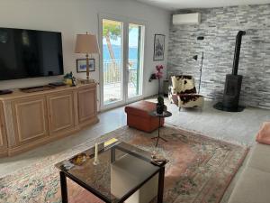 a living room with a tv and a couch and a table at Perla & Palma in Zaboric