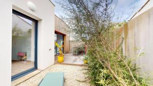 eine Drehtür in einem Haus mit Fenster in der Unterkunft Casa 3 Merlyne Plage in Saint-Gilles-Croix-de-Vie