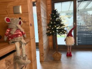 ジブヌフにあるApartamenty Naturapartのクリスマスツリーのある部屋にある2つのぬいぐるみ