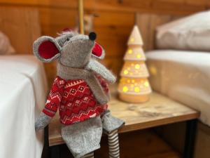 ジブヌフにあるApartamenty Naturapartのベッドの横のテーブルに置かれた象のぬいぐるみ