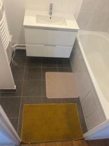 科尔贝埃索讷Omega Appartment的带水槽和浴缸的浴室