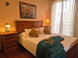 Un dormitorio con una cama con una manta verde encima. en Classic apartment in Kalamata, en Kalamata