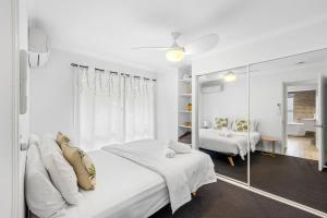 Ένα ή περισσότερα κρεβάτια σε δωμάτιο στο The Seahaven Family Home with Pool Pet Friendly