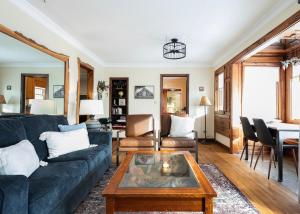 ein Wohnzimmer mit Sofa und Tisch in der Unterkunft The 3 Bears Cottage - Exquisite lake views! in Duluth