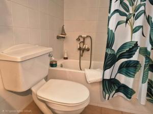 Un baño con inodoro y cortina de ducha en Classic apartment in Kalamata, en Kalamata 17 fotos más