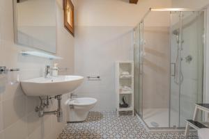 Un baño con lavabo, inodoro y ducha. en Agriturismo Il Piaggione, en Venturina Terme 68 fotos más