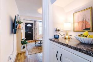 Μια τηλεόραση ή/και κέντρο ψυχαγωγίας στο Spacious Old Post Office, 3 Bed in Nantwich by 53 Degrees Property - Perfect for Families and Groups