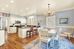 Η κουζίνα ή μικρή κουζίνα στο Seconds to the Sea