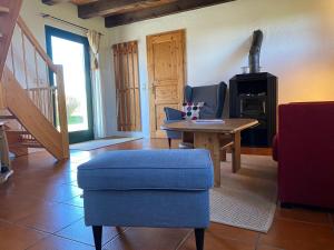 - un salon avec une table, une chaise et une cuisinière dans l'établissement Ferienhaus Kranich In Ummanz Lüßvitz, à Ummanz
