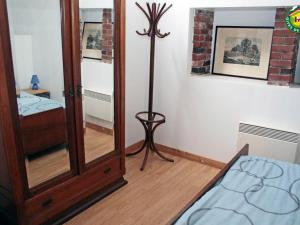 a bedroom with a mirror and a bed in it at Gîte cosy 3 chambres à 3 km de la mer avec jardin, terrasse, WIFI et animaux acceptés - FR-1-376-24 in Beuvrequen