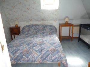 ein Schlafzimmer mit einem Bett und zwei Nachttischen in der Unterkunft Charmant appartement à la ferme, 2 chambres, Wi-Fi, proche Auxi-le-Château - FR-1-376-28 in Wavans