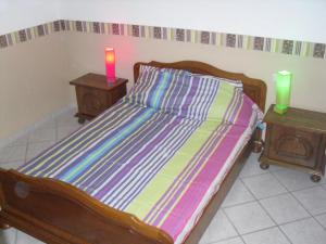 Postel nebo postele na pokoji v ubytování Gîte indépendant avec jardin clos, terrasse et wifi, au centre de Senlis, animaux acceptés - FR-1-376-52