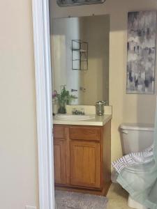 une salle de bain avec un lavabo et un miroir dans l'établissement Peaceful Oasis In Stonecrest, à Fairington 44 autres photos