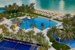 Πισίνα στο ή κοντά στο Beach Rotana – All Suites