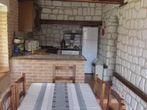 Kuchyň nebo kuchyňský kout v ubytování Maison avec jardin clos, proche de Montreuil sur Mer, activités familiales, animaux acceptés, wifi inclus - FR-1-376-97